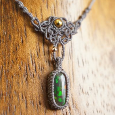 マクラメ編みブラックオパールペンダント マクラメ編みブラックオパールペンダント