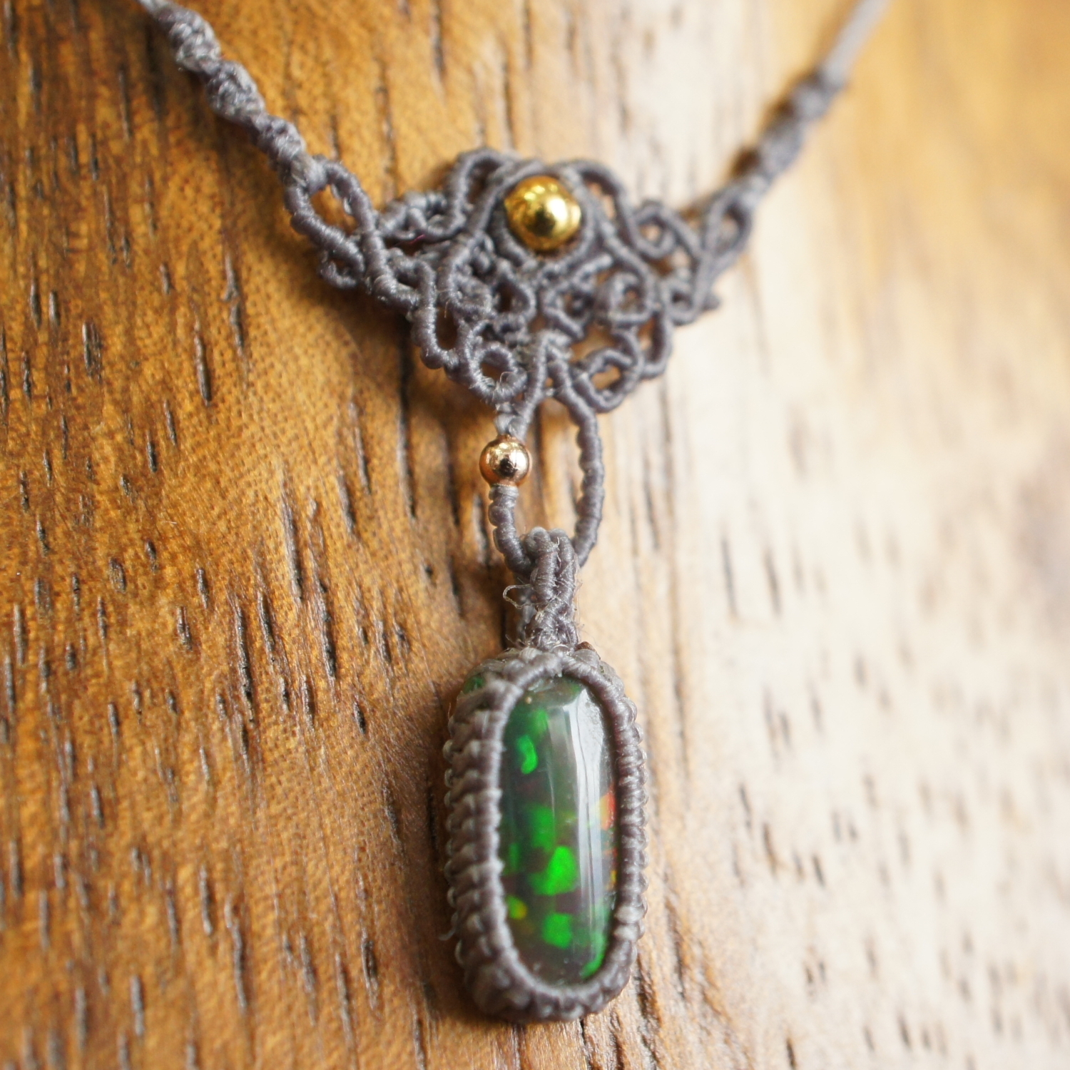 マクラメ編みブラックオパールペンダント