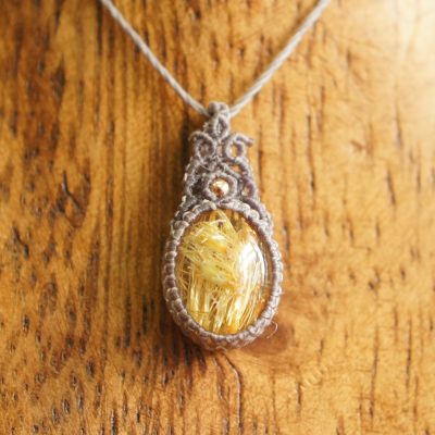 マクラメ編みタイチンルチルクォーツペンダント マクラメ編みタイチンルチルクォーツペンダント