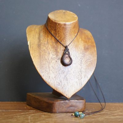 マクラメ編みアンモナイトペンダント