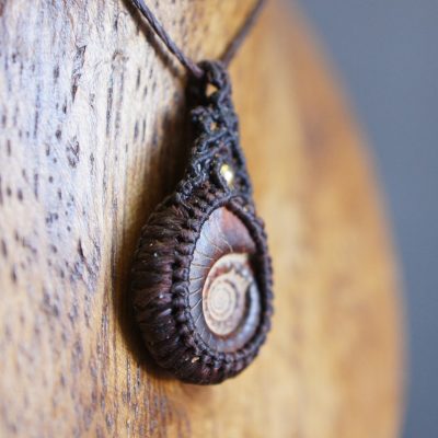 マクラメ編みアンモナイトペンダント