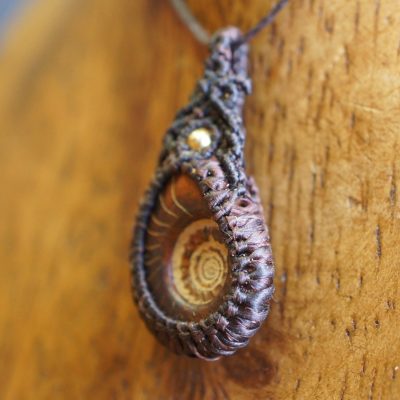 マクラメ編みアンモナイトペンダント