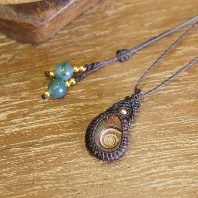 マクラメ編みアンモナイトペンダント