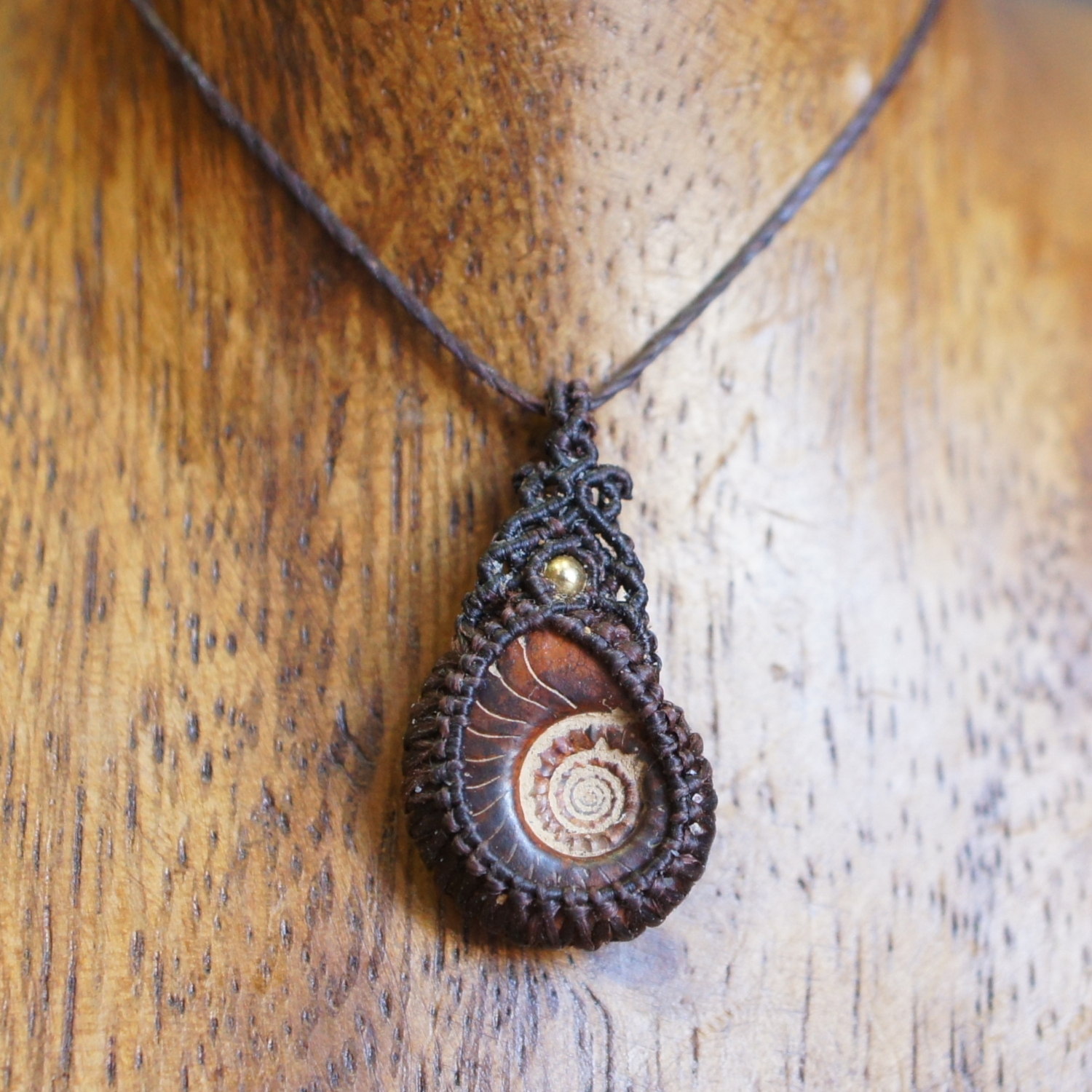 マクラメ編みアンモナイトペンダント